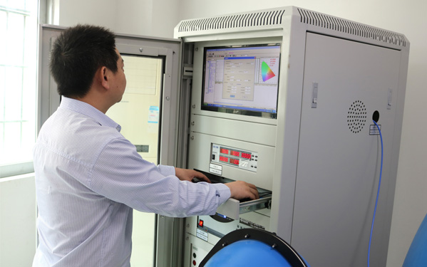 工程師正在進(jìn)行戶外燈具色溫測(cè)試