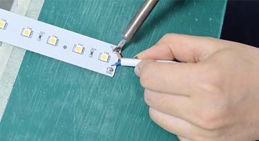 LED線(xiàn)型燈廠(chǎng)家做產(chǎn)品真的是一“絲”不茍!