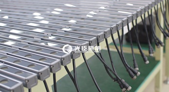 DMX512大功率洗墻燈出貨，商業(yè)廣場亮化即將開始